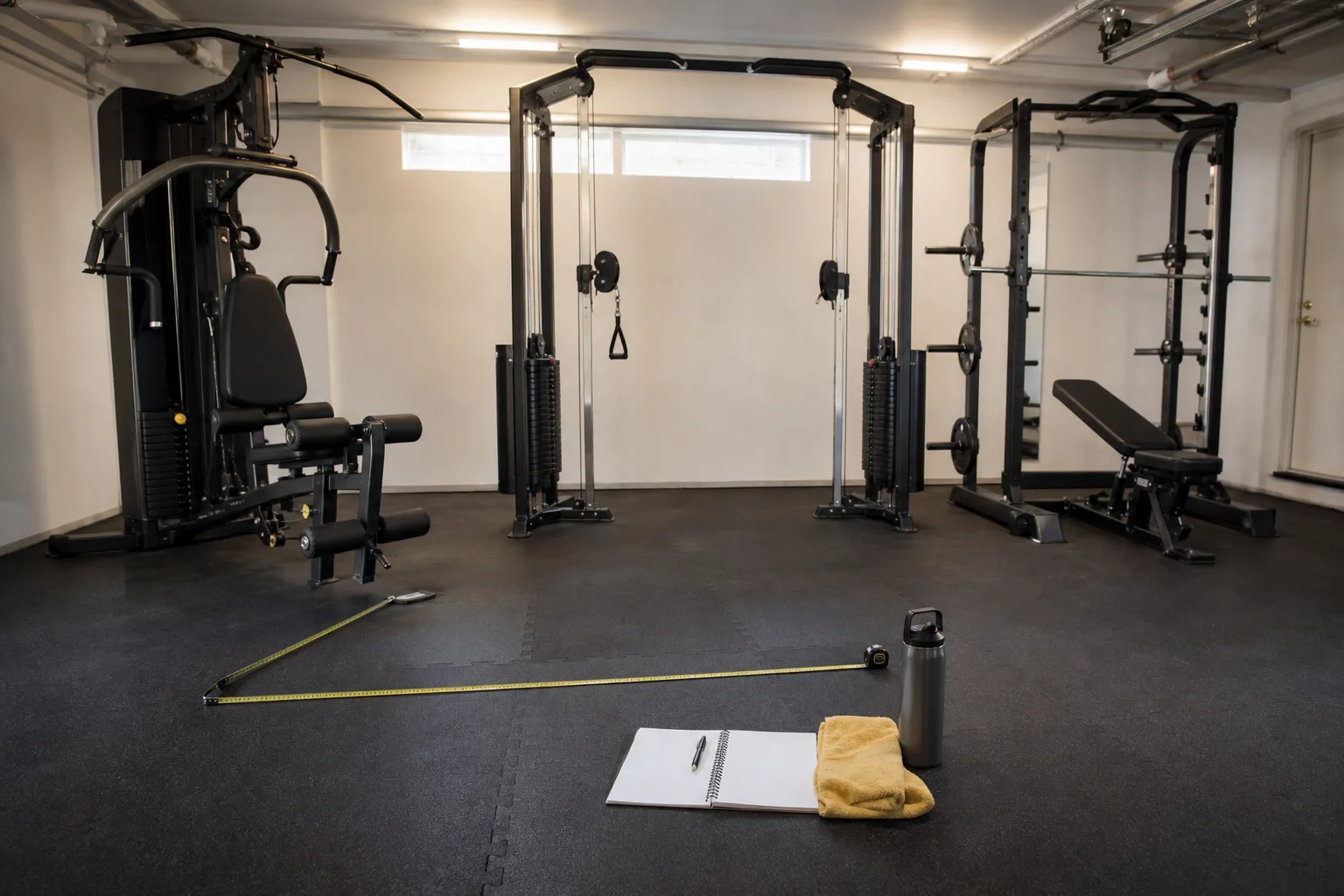 Multigym med viktmagasin i ett hemmagym med lågt i tak