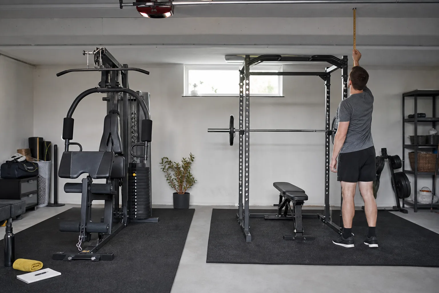 Rack och multigym med fri golvyta i ett garagegym